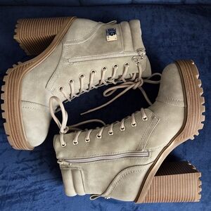 GBG Los Angeles Sheeva Dark Gray Lug  Boots Size 9